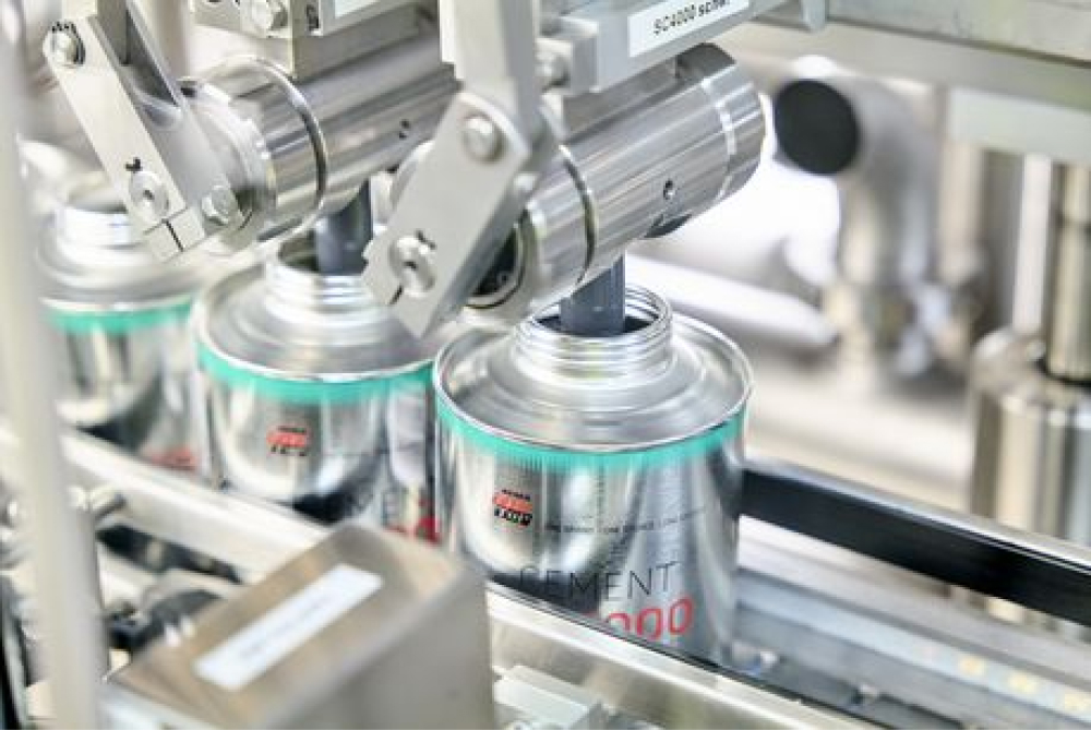 Abfüllanlage befüllt Metall­dosen in einer Produktionslinie.