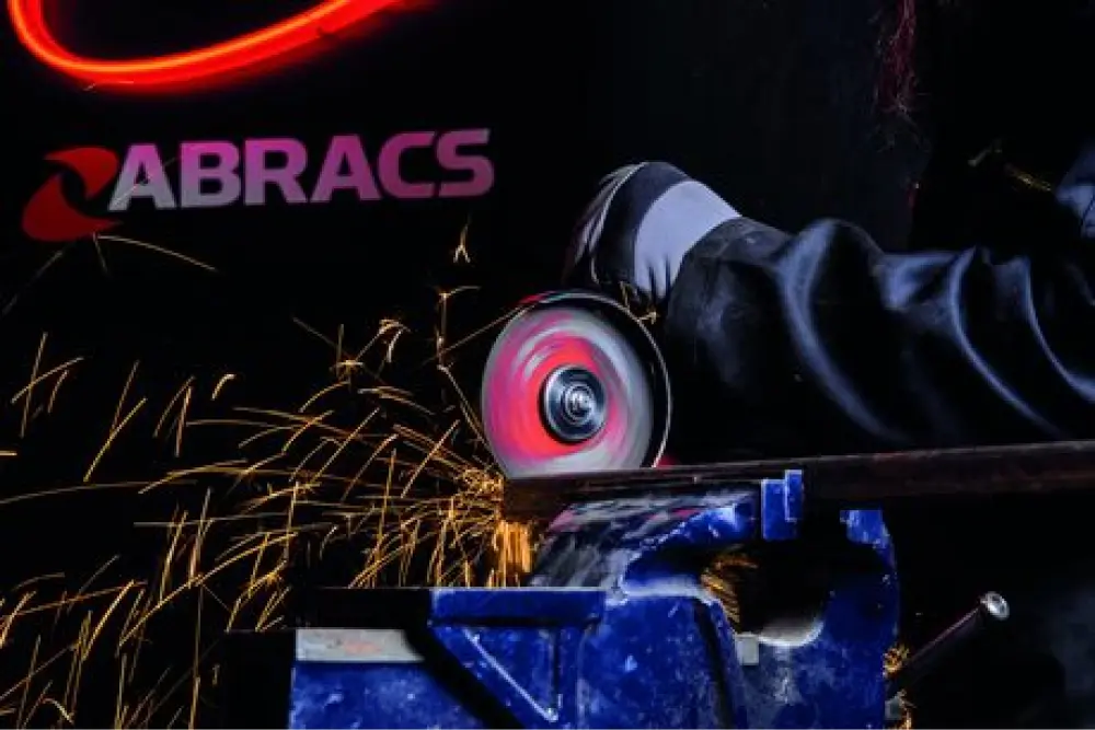 Metallbearbeitung mit Winkelschleifer – Funkenflug (ABRACS).