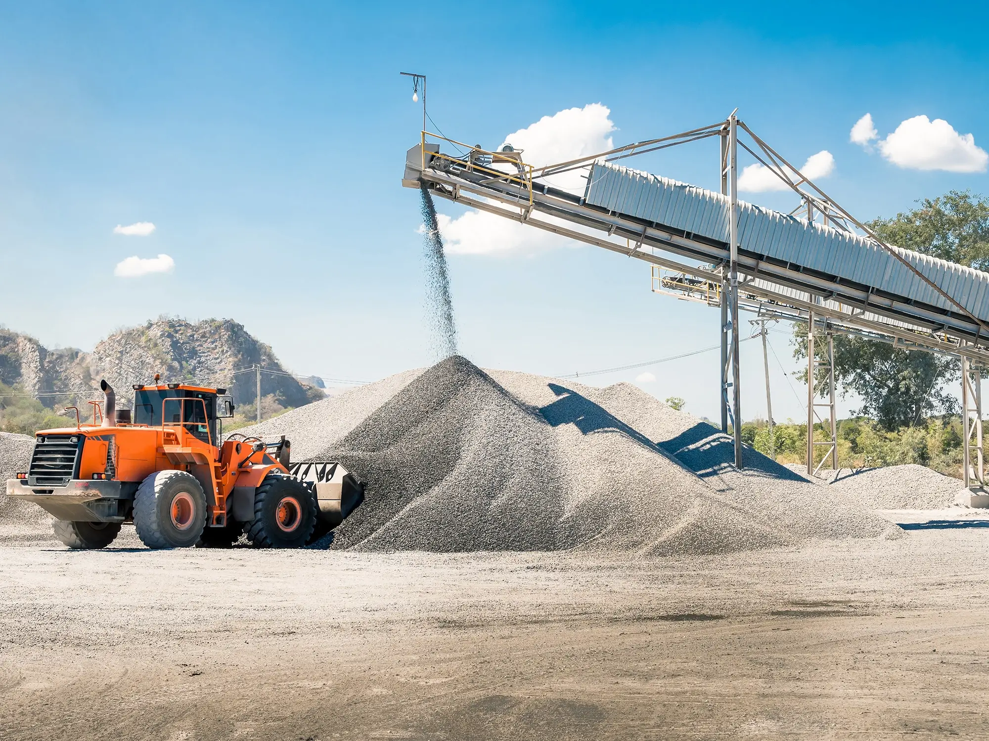 Ein Förderband aus der Bauindustrie, das Kies transportiert