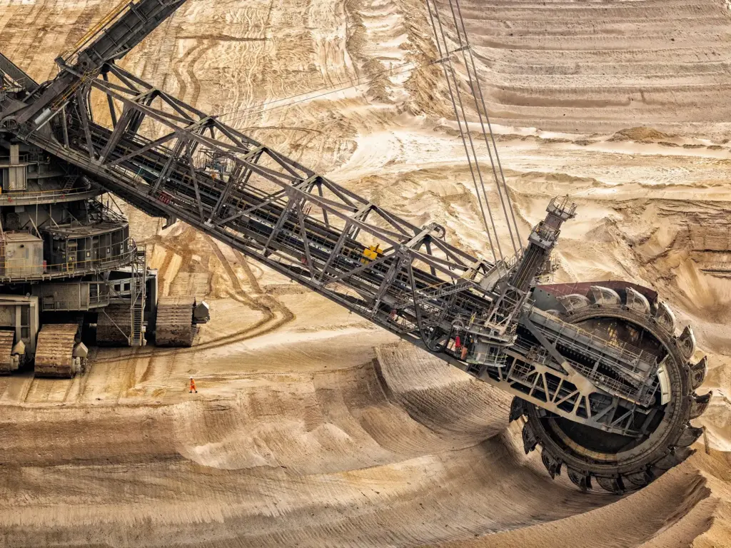 Ein großer Schaufelradbagger in einer Mine im Bergbau