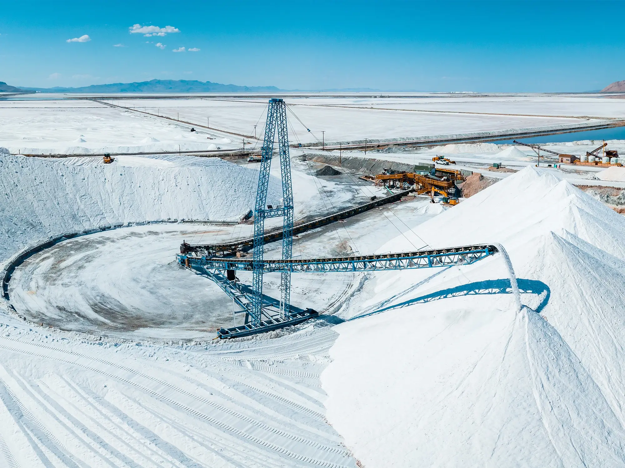 Aufnahme einer Industrieanlage aus dem Bereich Lithium mit einem Förderband
