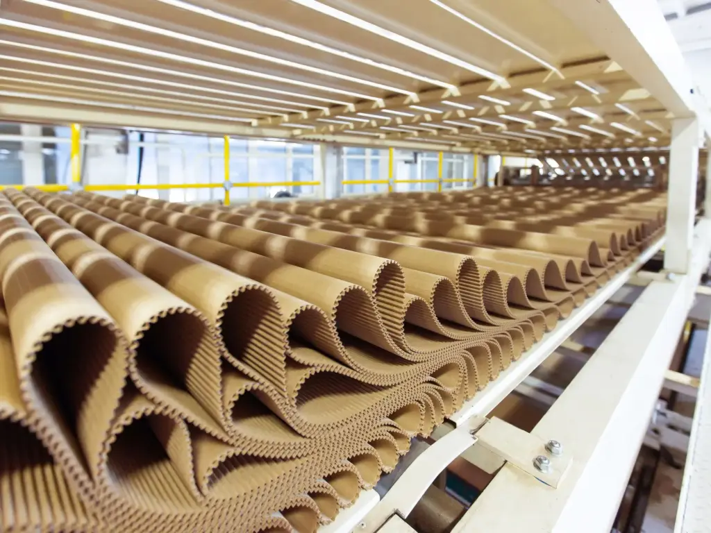 Gefaltete Pappe überlappt aus der Papierindustrie
