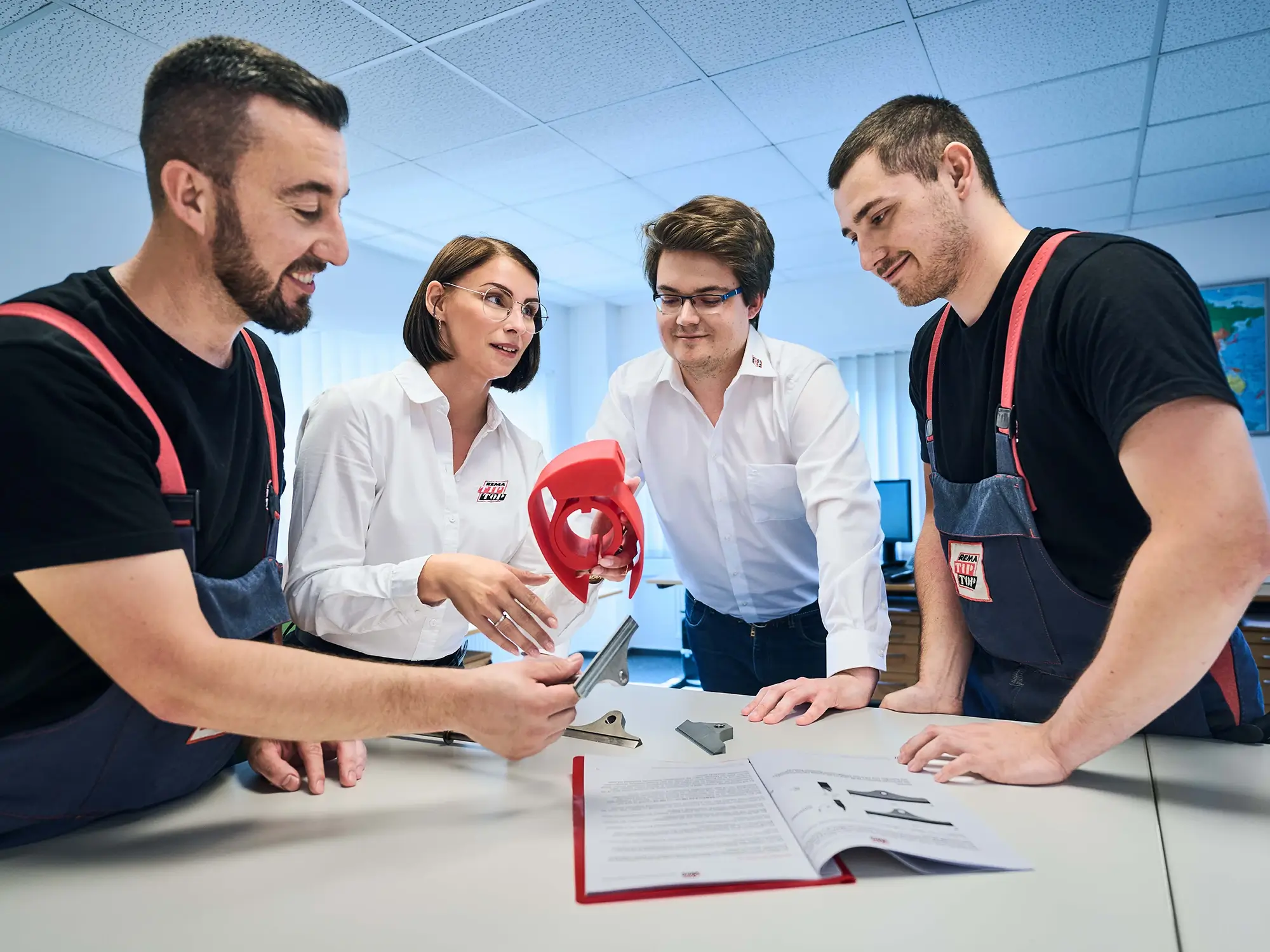 Vier Mitarbeiter schauen sich Produkte genauer an
