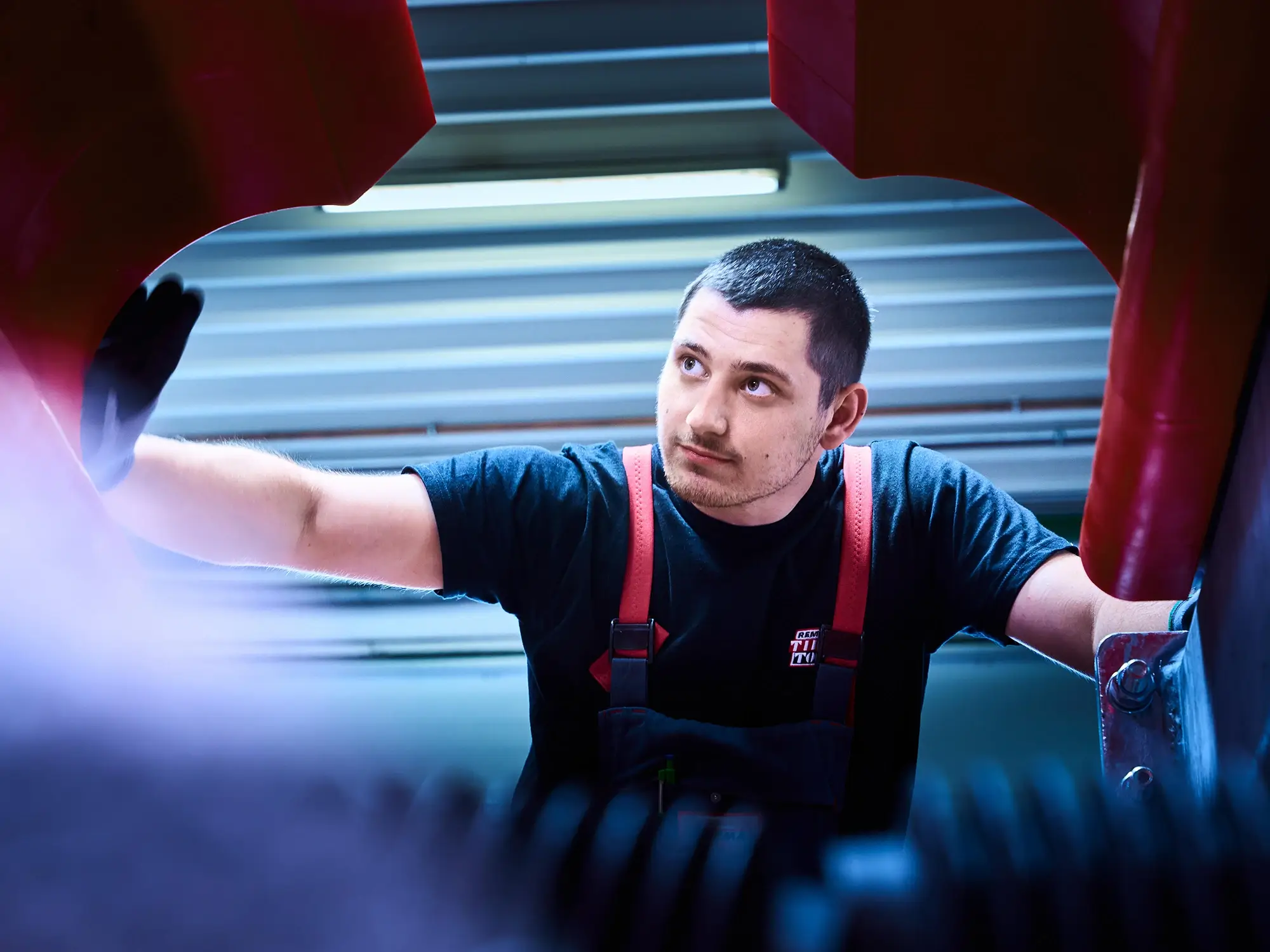 Ein Mitarbeiter überprüft eine Produktionsanlage genauer
