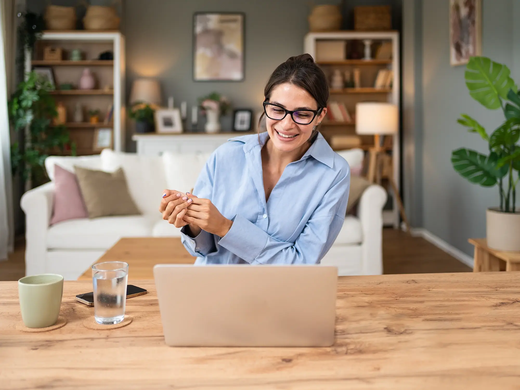Eine Frau die flexibel im Homeoffice arbeitet