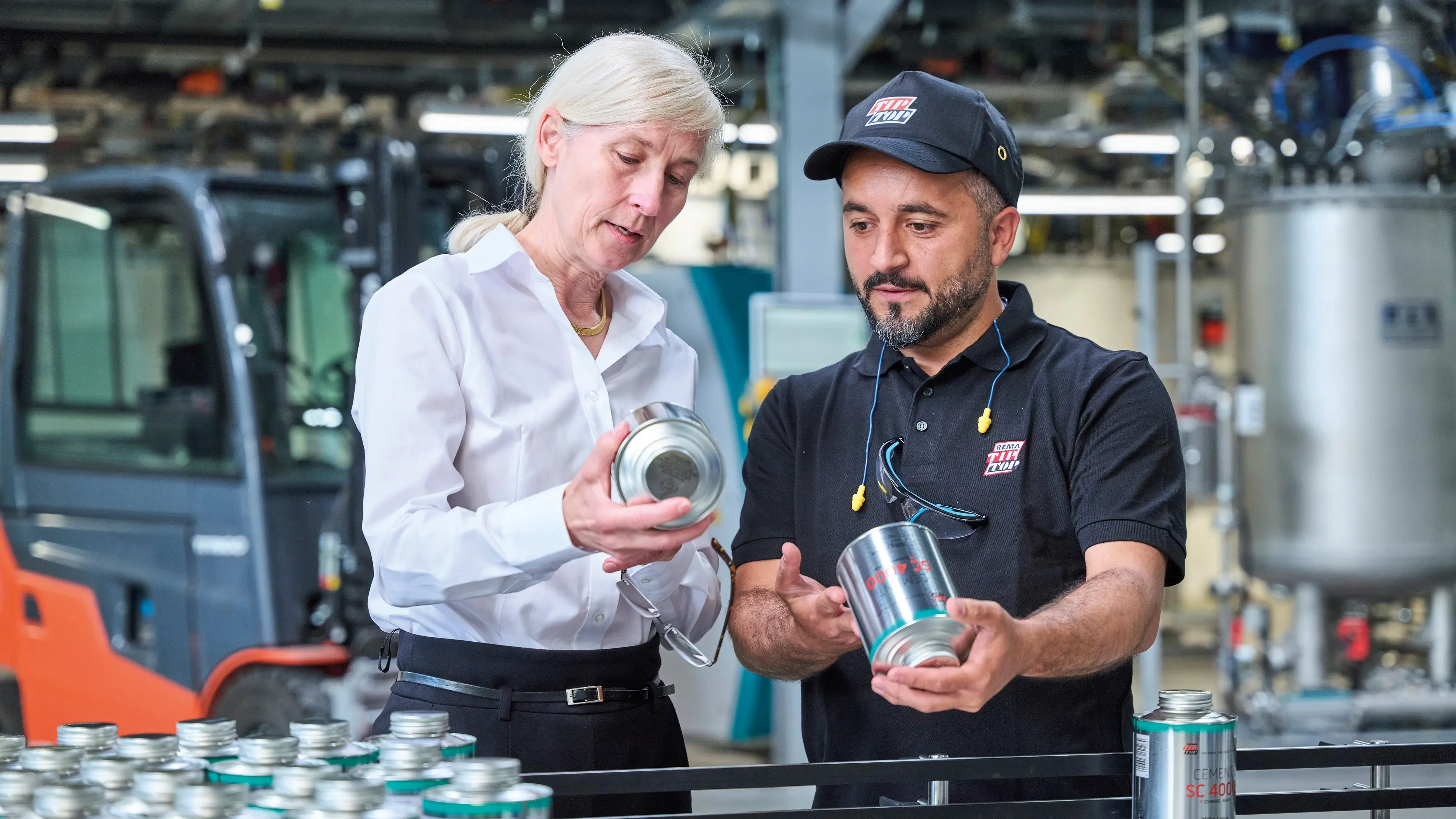 Zwei Mitarbeiter, welche das CEMENT SC 4000 Produkt inspizieren