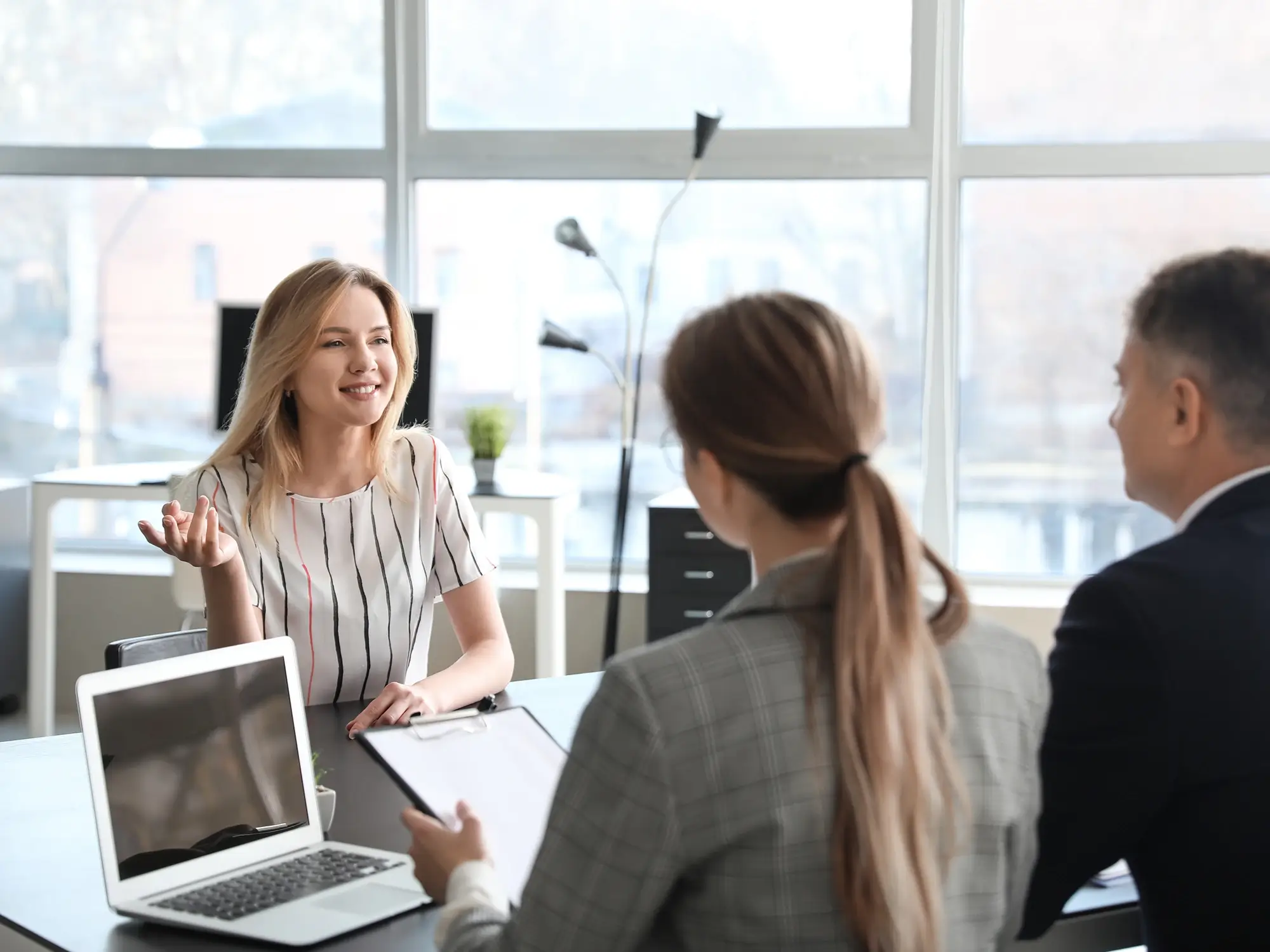 Gespräch mit einer Bewerberin und zwei Personalreferenten aus dem HR Bereich
