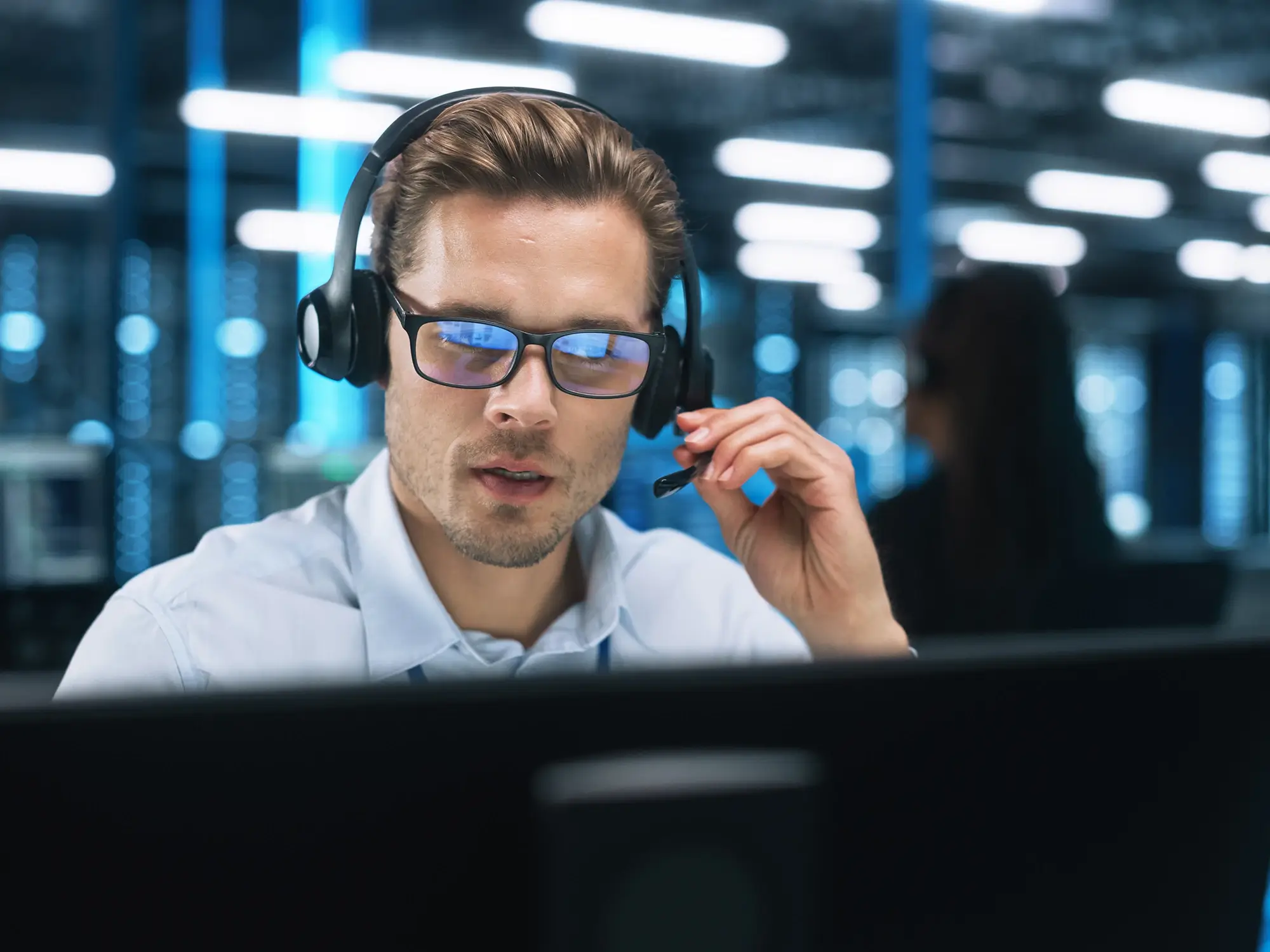 Person aus dem IT-Bereich mit Headset auf dem Kopf