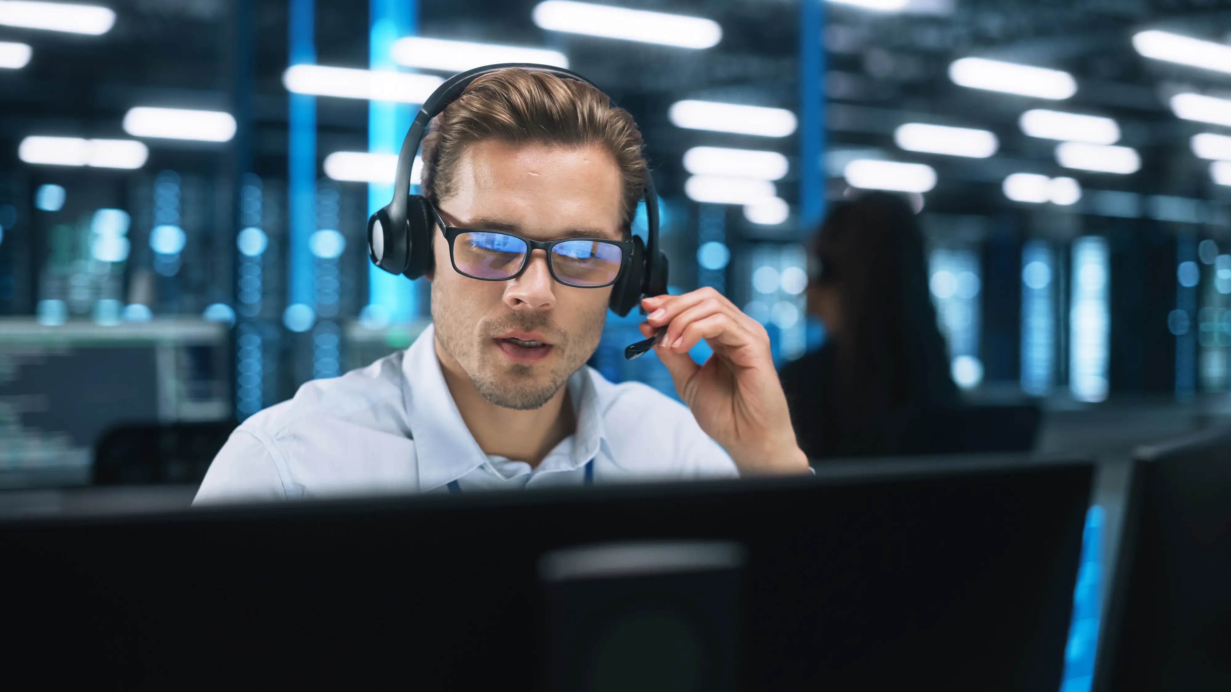 Person aus dem IT-Bereich mit Headset auf dem Kopf