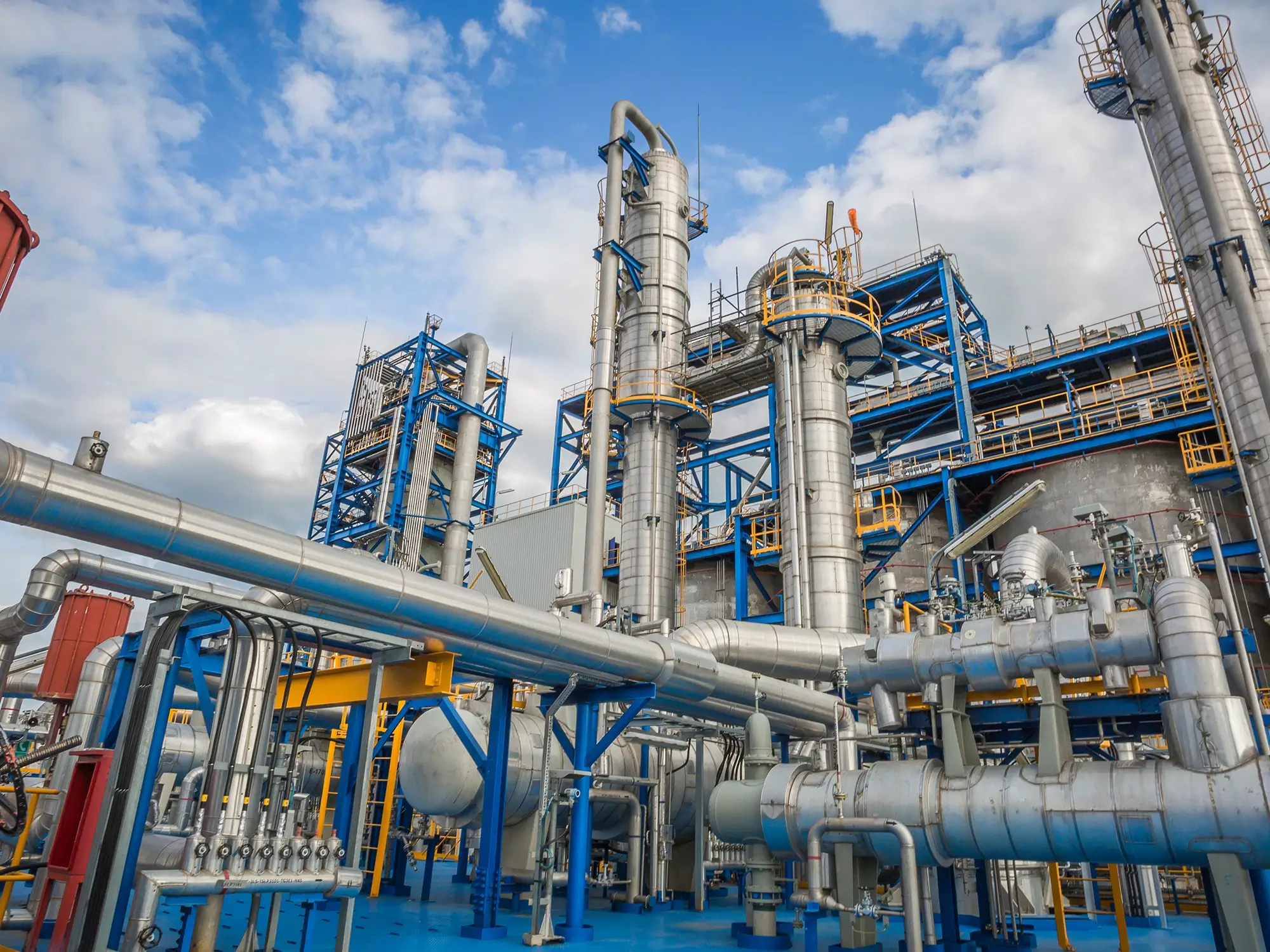 Moderne Industrieanlage mit Rohrleitungen – REMA TIP TOP Region Amerika