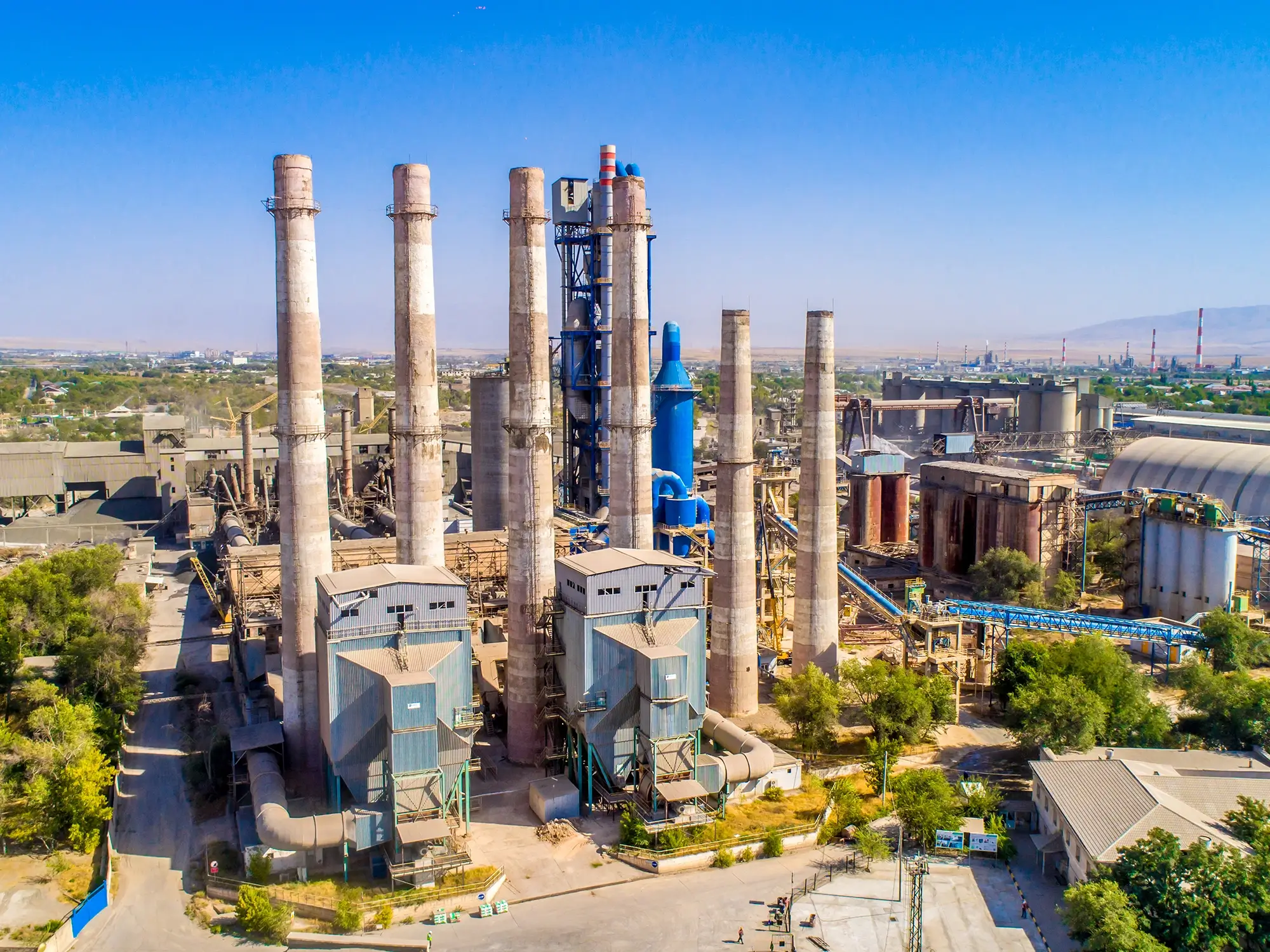 Industrieanlage mit Schornsteinen in Europa – REMA TIP TOP Region Europa