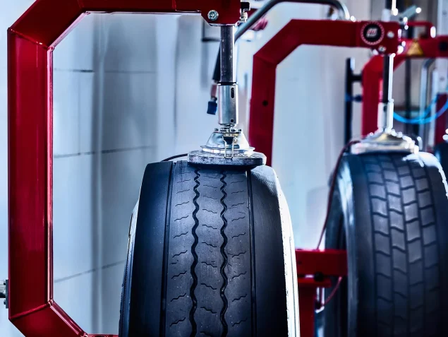 Aufnahme einer Reifenreparatur aus dem Automotive Bereich