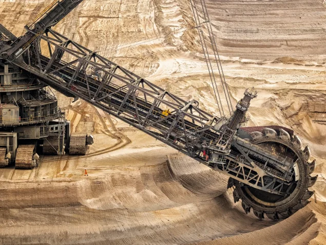 Ein großer Schaufelradbagger in einer Mine im Bergbau
