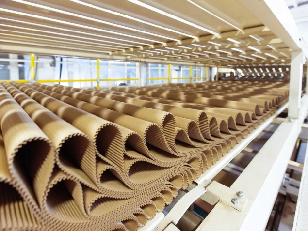 Gefaltete Pappe überlappt aus der Papierindustrie
