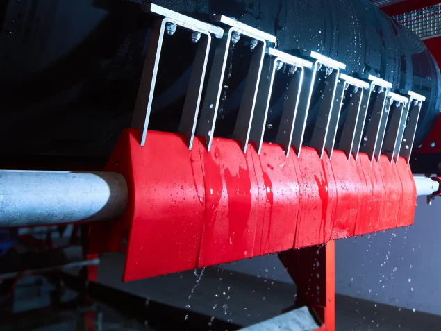 Conveyor belt cleaning systems