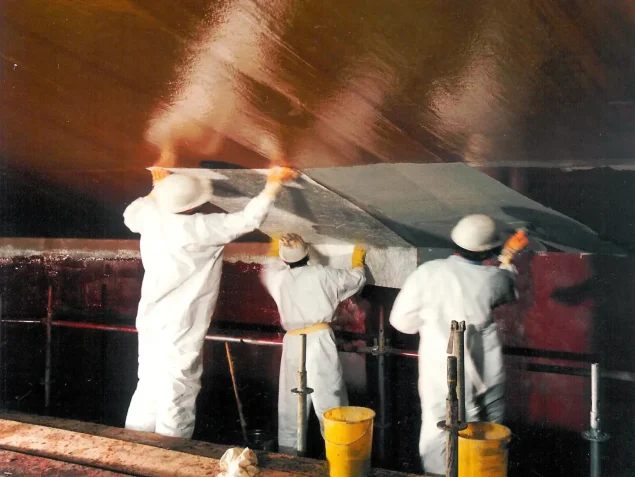 Primers for coatings and laminate coverings