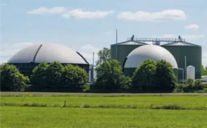 Biogasanlage mit grüner Wiese im Vordergrund