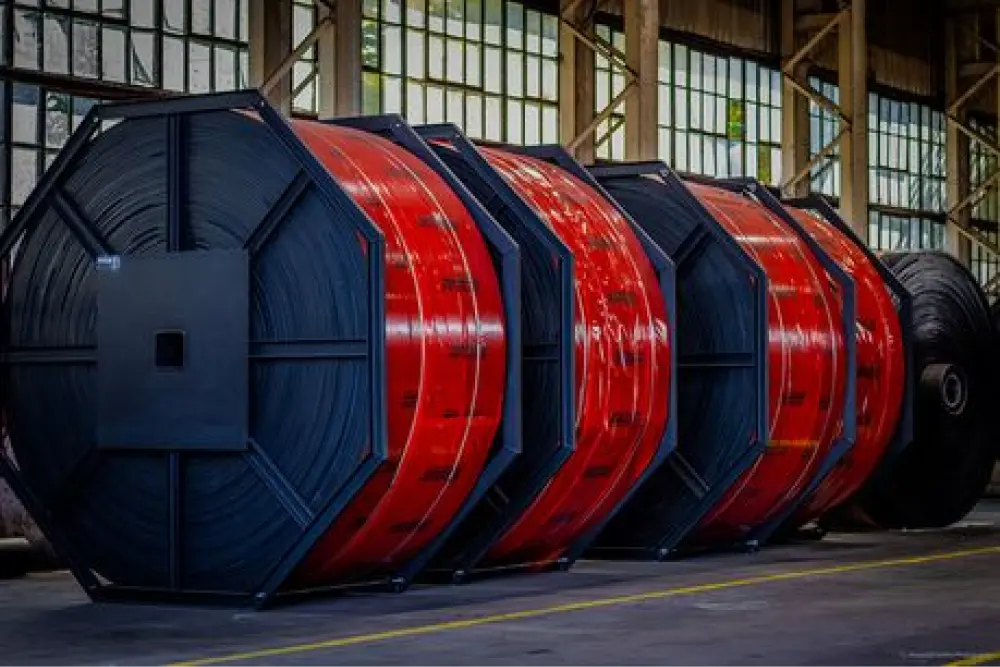 Drei rote Stahlspulen in Industriegebäude